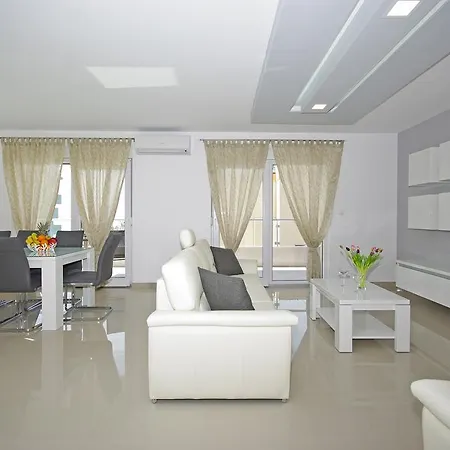 Tonny Villa *