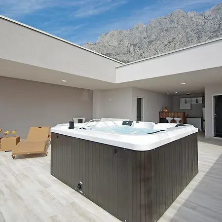 Tonny Villa *