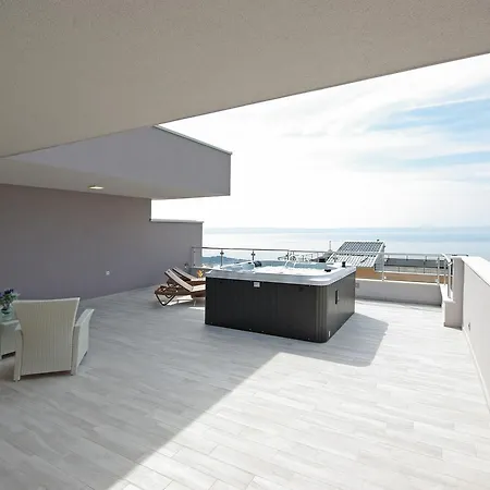 Tonny Villa